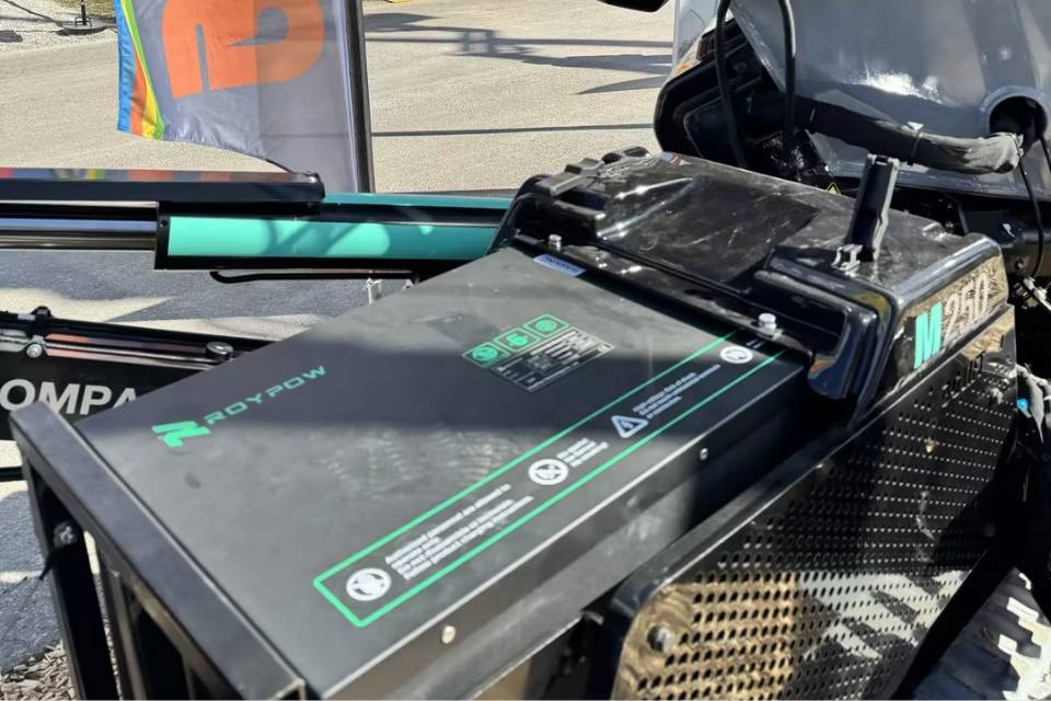 Enhancing Efficiency & Reducing Costs: ROYPOW Lithium Batteries Modernize Italy's Crawler Crane Fleet